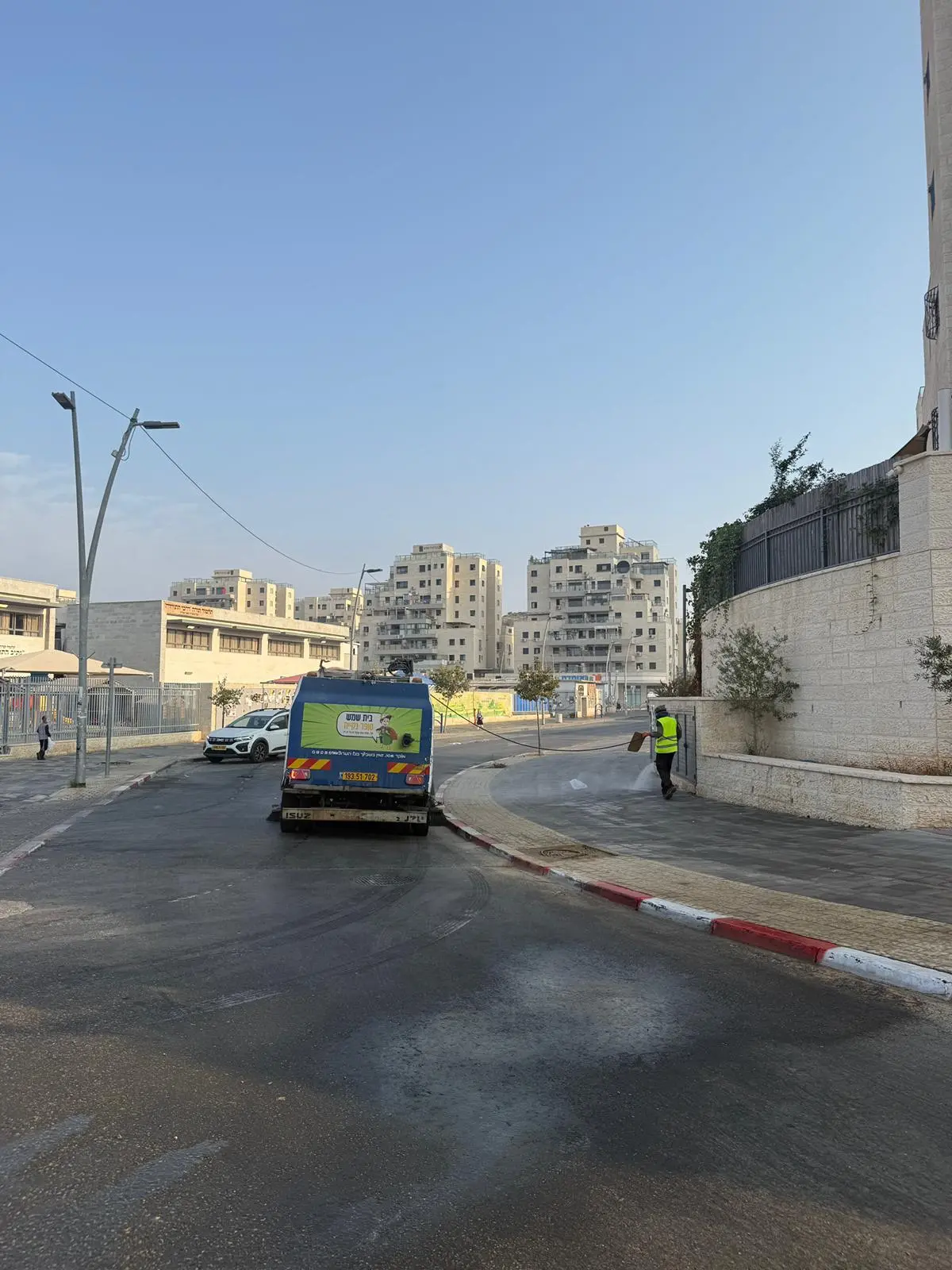 צוות ניקיון בשטח