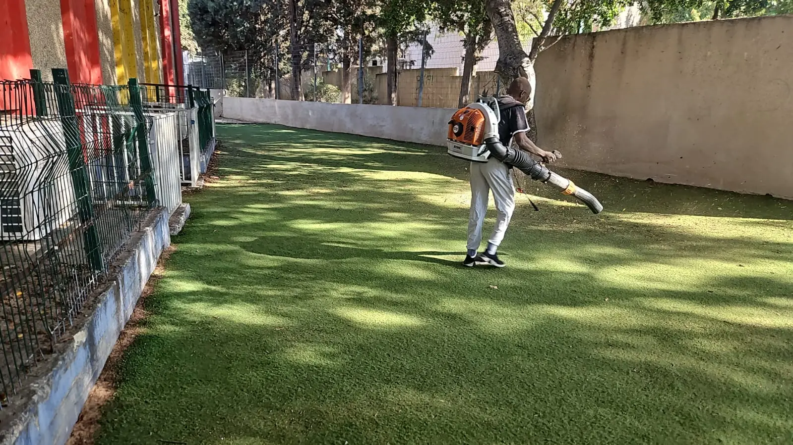 טיפול בדשא מלאכותי